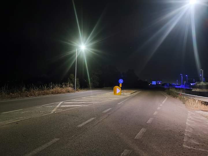 Assemini, l’isola spartitraffico illuminata a giorno