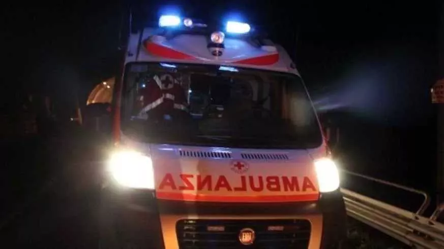 Pauroso schianto sulla 131, contromano col Mercedes centra una Bmw: due uomini in codice rosso