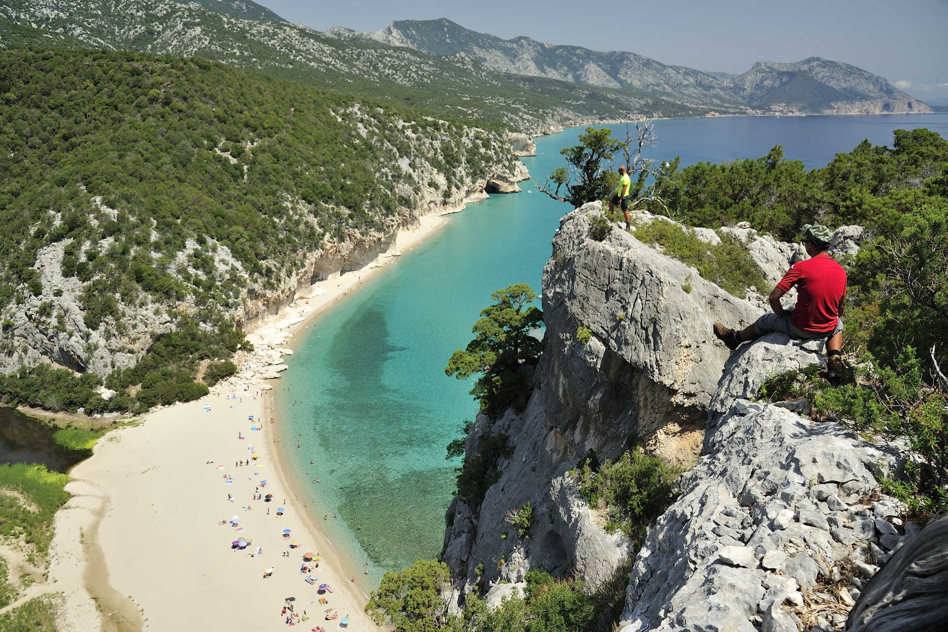 Stop all’invasione selvaggia: a Cala Luna numero chiuso e ingresso col “ticket ecologico”