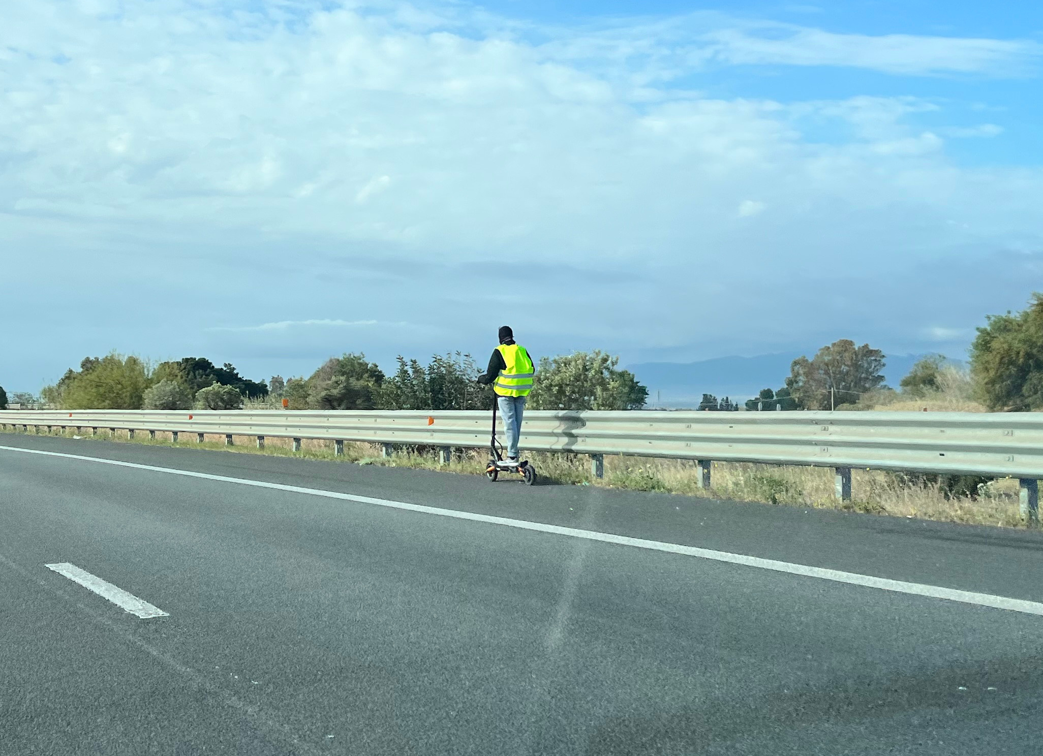 Paura sulla Ss 131, sfreccia col monopattino nella mini corsia accanto al guardrail