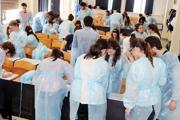 Stop al numero chiuso nella facoltà di Medicina anche in Sardegna: “Momento storico”