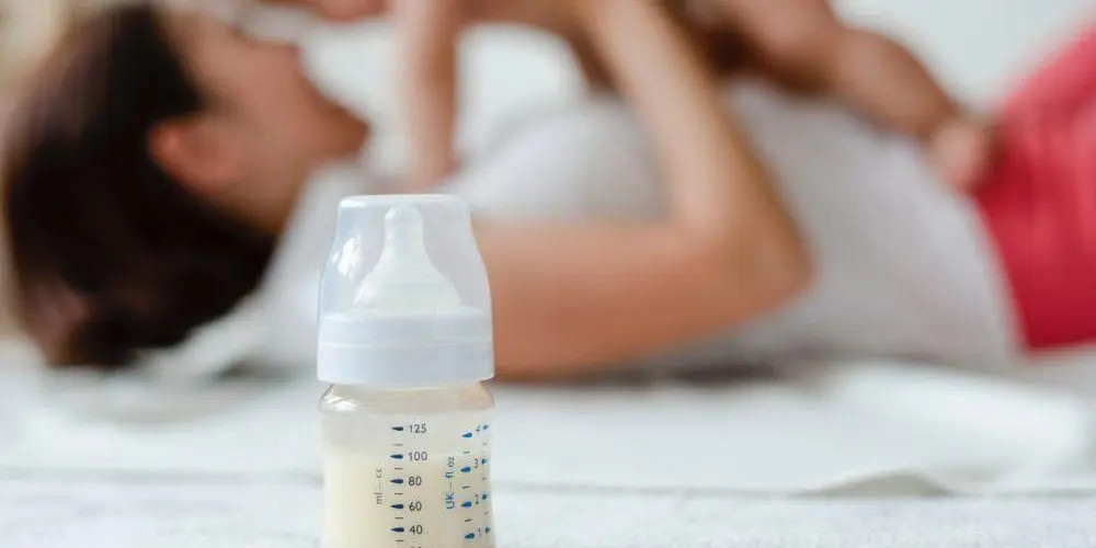 Vino nel biberon con il latte in polvere, bimbo di 4 mesi ricoverato in coma etilico