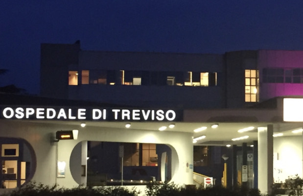 Investe il figlio di 2 anni mentre fa retromarcia: il piccolo muore dopo due giorni di ricovero, addio dolce Matteo