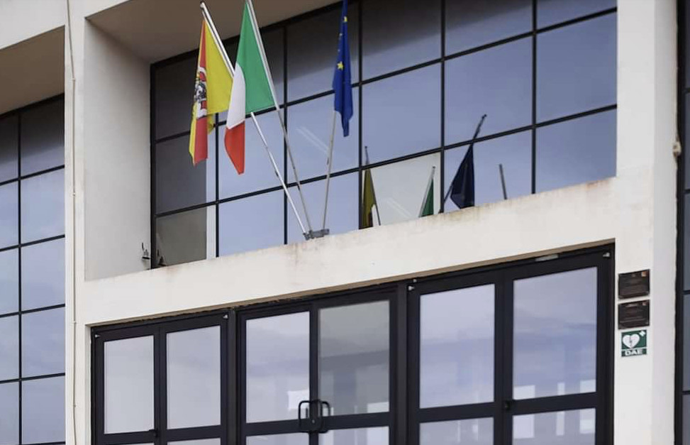 Tragedia davanti una scuola, maestra viene investita e uccisa da un furgone 