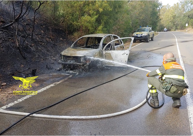 Pula, auto esce di strada e prende fuoco: il rogo minaccia la pineta di Santa Margherita