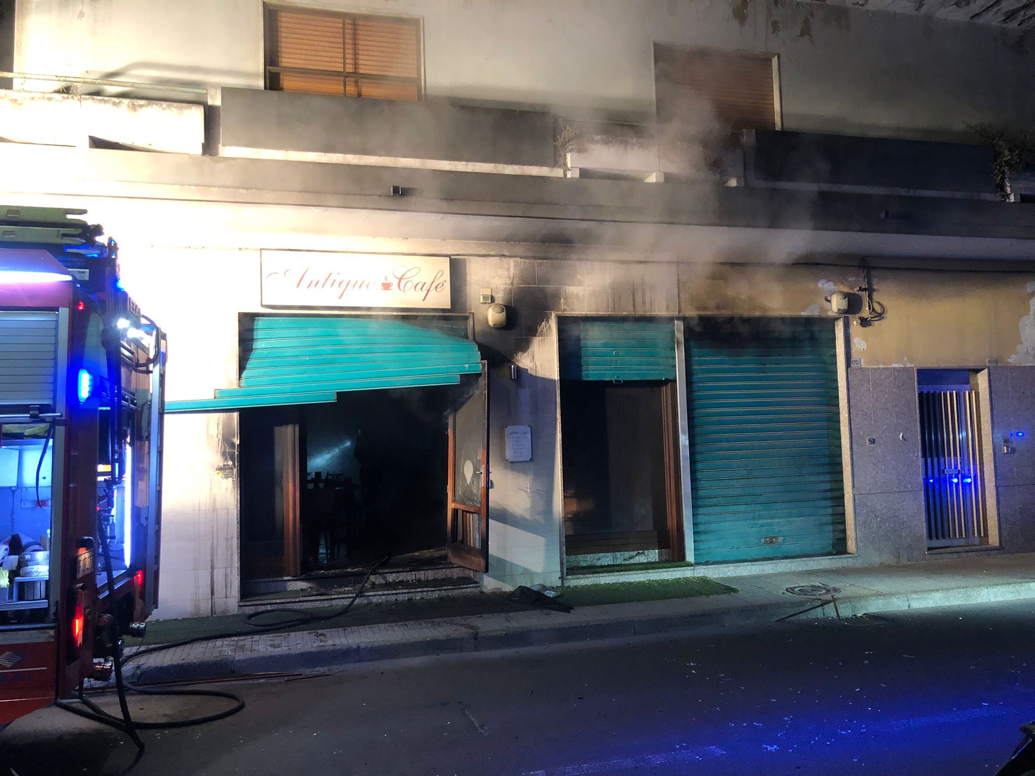 Assemini, attentato incendiario in via Carmine: le fiamme distruggono il bar Antique Cafè