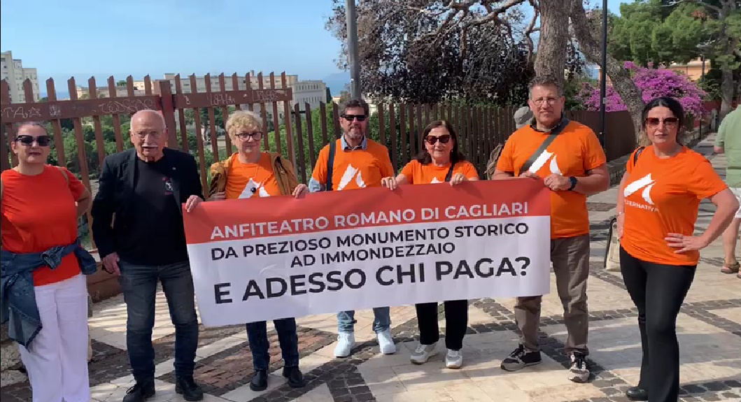 Cagliari, flash mob di Emanuela Corda all’Anfiteatro romano: “Un immondezzaio, e adesso chi paga?”