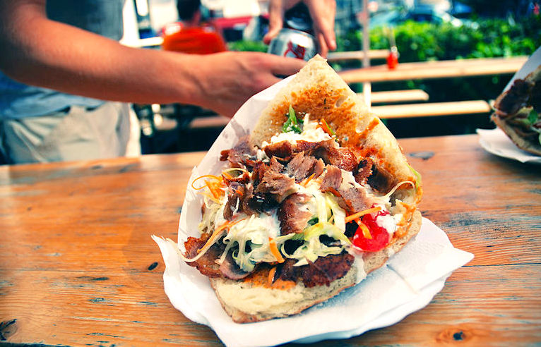 Cagliari, 2 tavolini senza permesso: chiuso per 10 giorni il kebab di piazza Garibaldi
