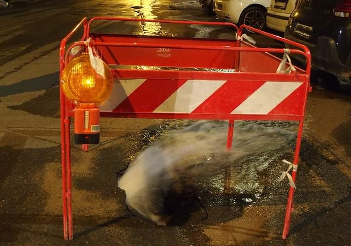 Sestu, ingente perdita idrica in via Brigata Sassari: operai di Abbanoa al lavoro