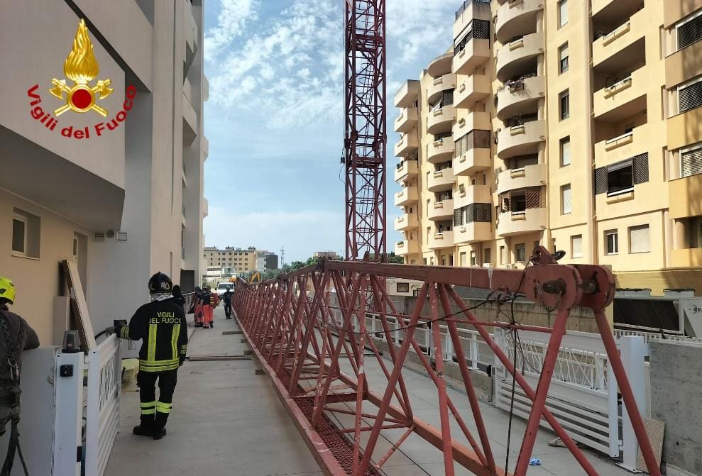 Cagliari, paura in via Biasi: cede una parte della gru e colpisce l’edificio in costruzione
