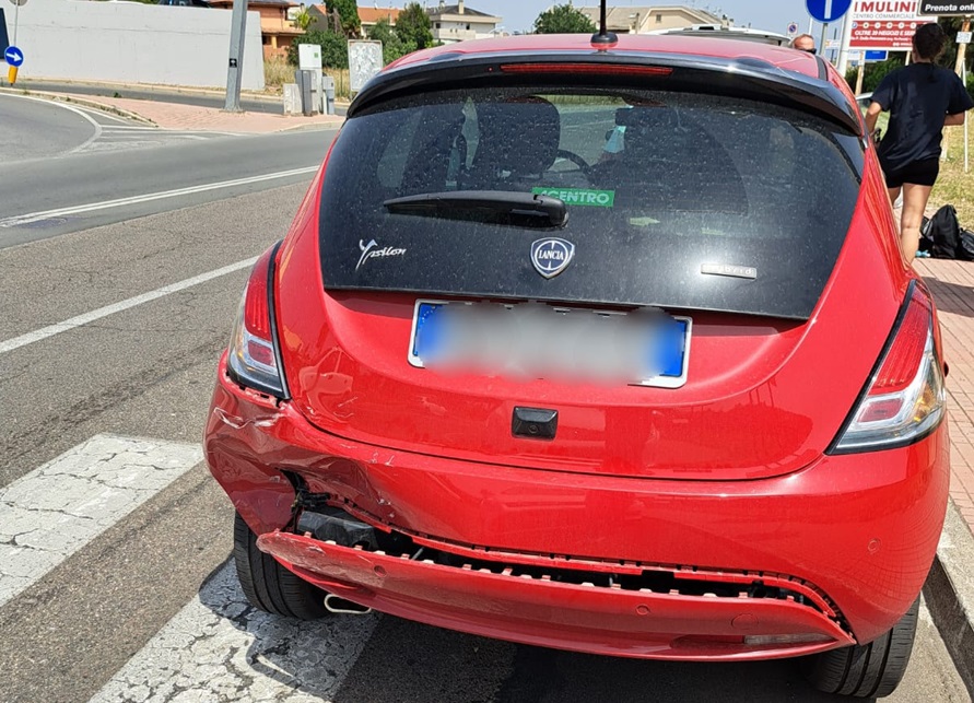 Cagliari, a tutta velocità nella rotatoria tampona 2 auto e fugge: 2 feriti