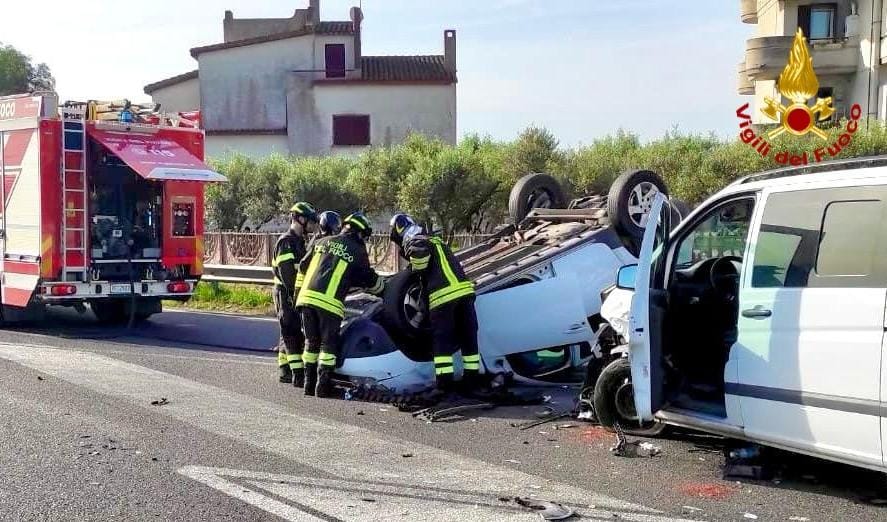Decimomannu, schianto nell’incrocio della morte: due donne e una bambina ferite gravi