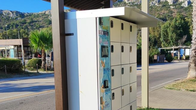 Cagliari, in spiaggia senza chiavi e zaino: in arrivo altri 10 depositi per bagagli al Poetto