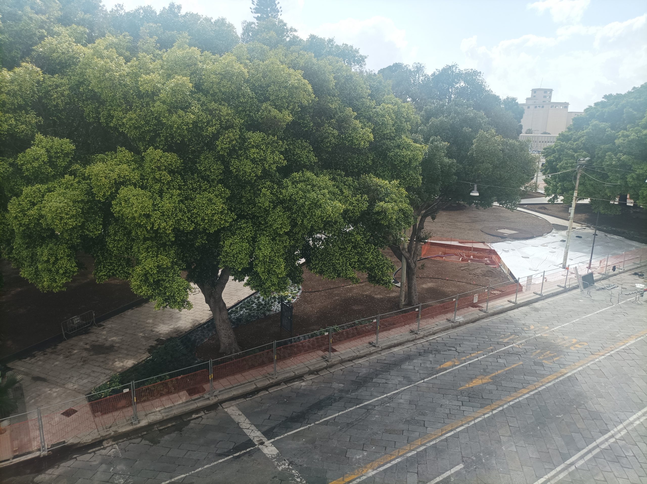 Cagliari, ecco la nuova piazza Matteotti: pavimento tutto bianco e fontana davanti al Comune (VIDEO)