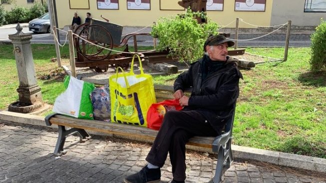 Capoterra, coppia di sfrattati vive da mesi in una panchina vicina al municipio