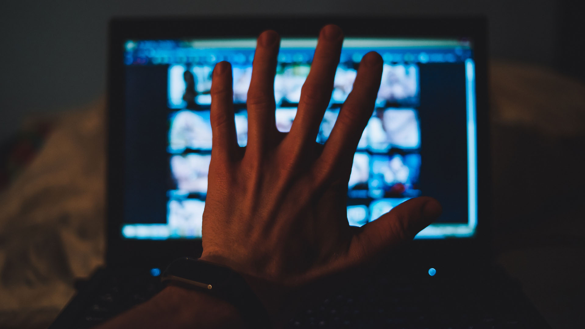 Estorcevano soldi per non pubblicare video hard sul web: 11 arresti a Calangianus