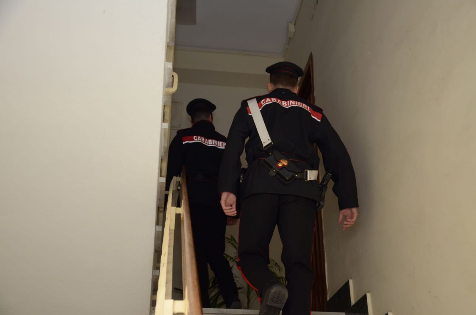 Uta, un kg e 300 grammi di cocaina nascosti in casa: coppia di spacciatori in manette