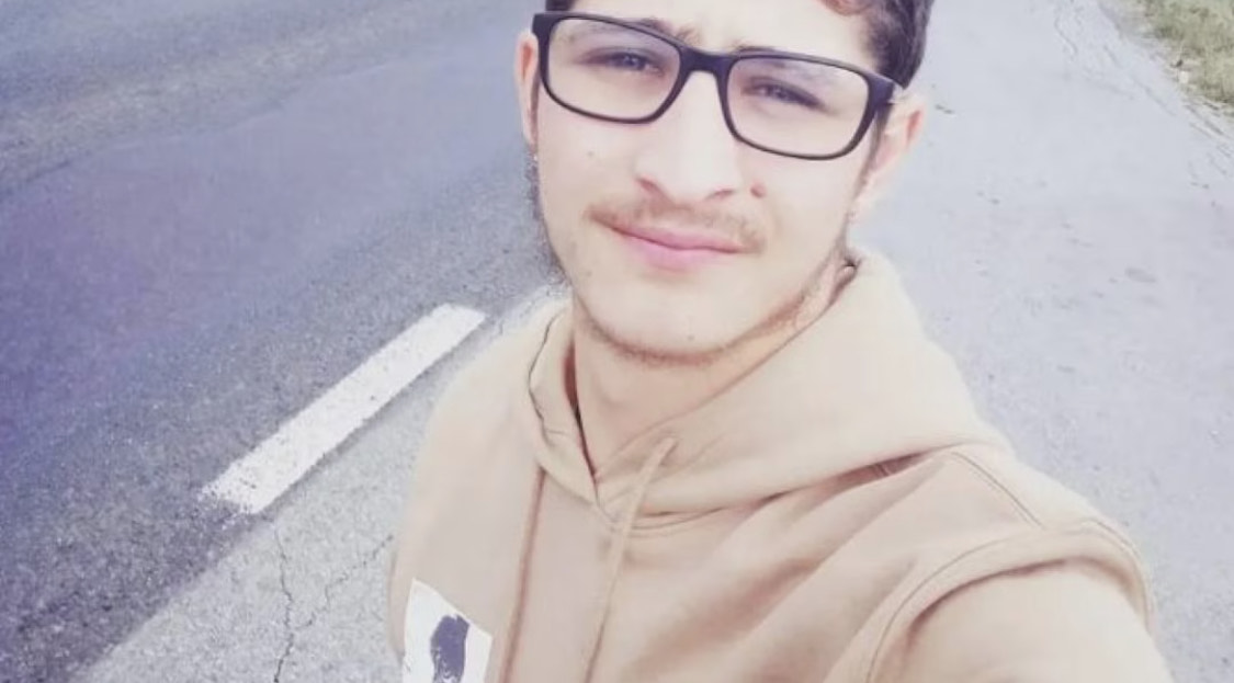 Costantin muore a 23 anni incastrato nel cassonetto degli abiti usati