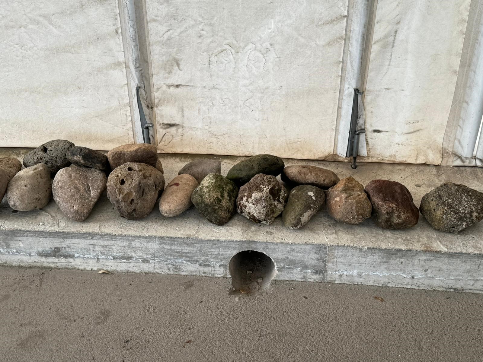 Olbia, coppia di turisti tenta l’imbarco con pietre asportate dalla zona di Fordongianus