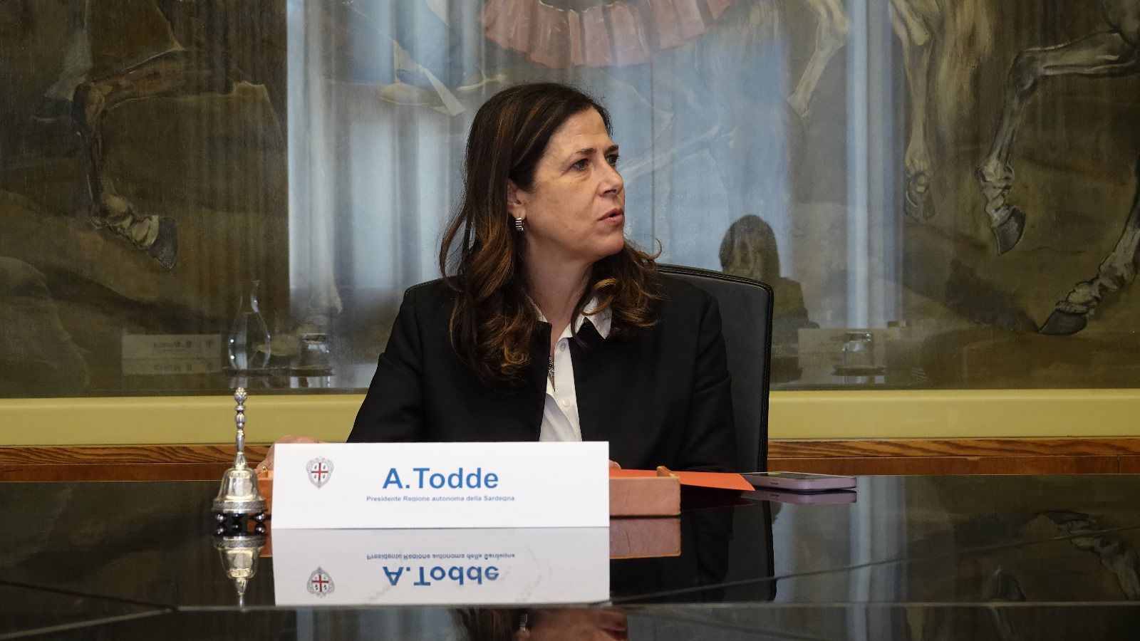 Pressing degli alleati sulla Todde: “Subito un vertice di maggioranza per smantellare il poltronificio di Solinas in Sardegna”