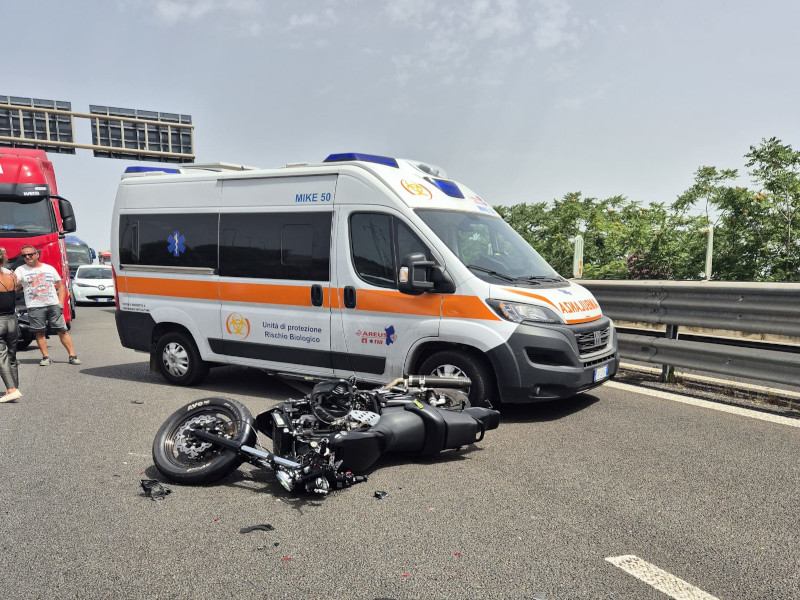 Sbatte contro un’auto e vola con la moto sull’asfalto sulla Ss 131, 50enne ferito ma vivo