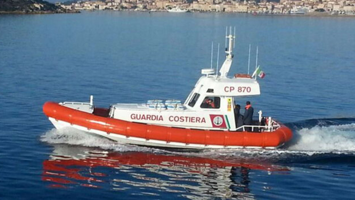 Dramma a La Maddalena, un giovane ufficiale della Marina sbatte col gommone contro gli scogli e muore