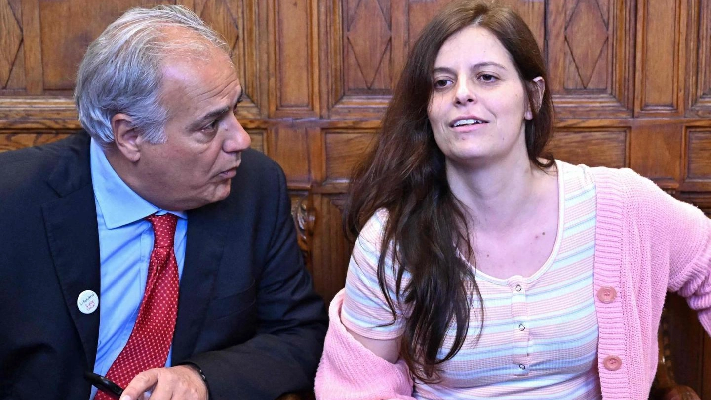 Ilaria Salis è libera, tolto il braccialetto elettronico all’attivista di origini sarde