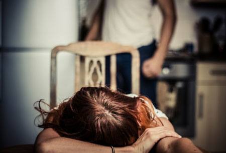 Aggredisce l’ex, la figlia e la vicina a Cagliari: “Tutto per un blocco su WhatsApp, sta continuando a terrorizzarci”