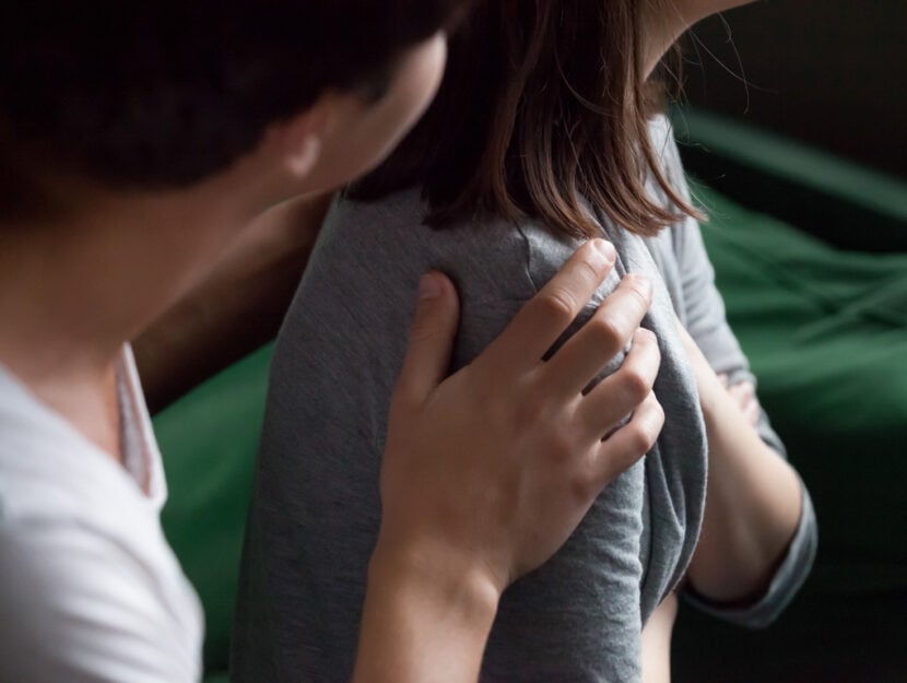 Cagliari, abbraccia e cerca di baciare una ragazza davanti a un market: clochard arrestato per violenza sessuale
