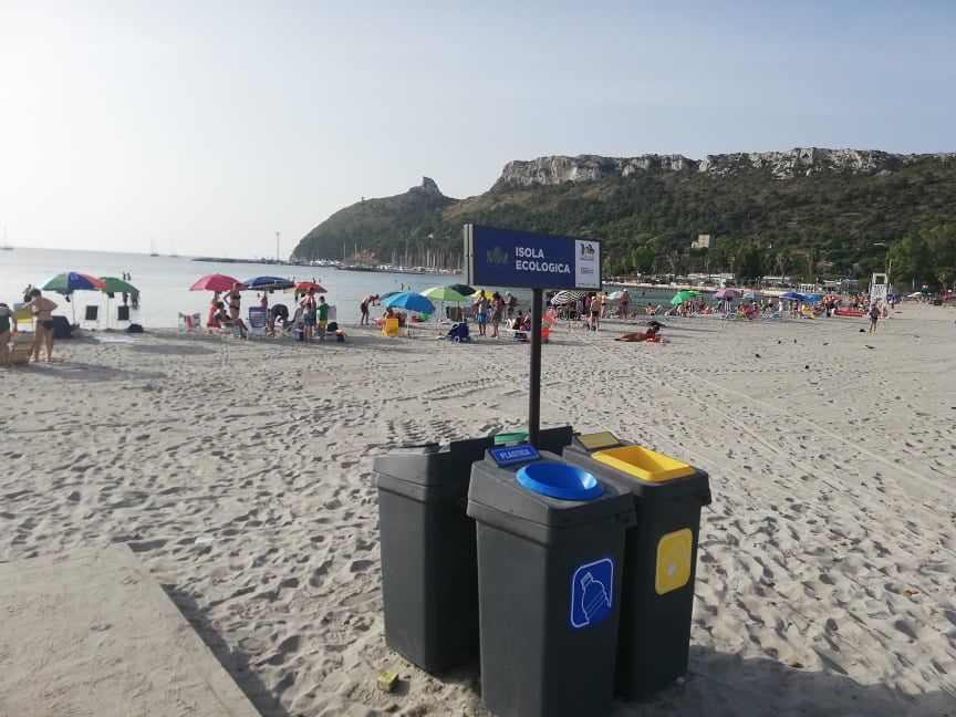 Cagliari, dramma al Poetto: una donna muore all’improvviso mentre fa il bagno