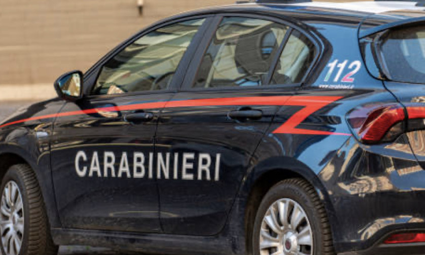 Uccide il fratello, lo decapita e poi chiede aiuto ai vicini per chiamare i carabinieri 