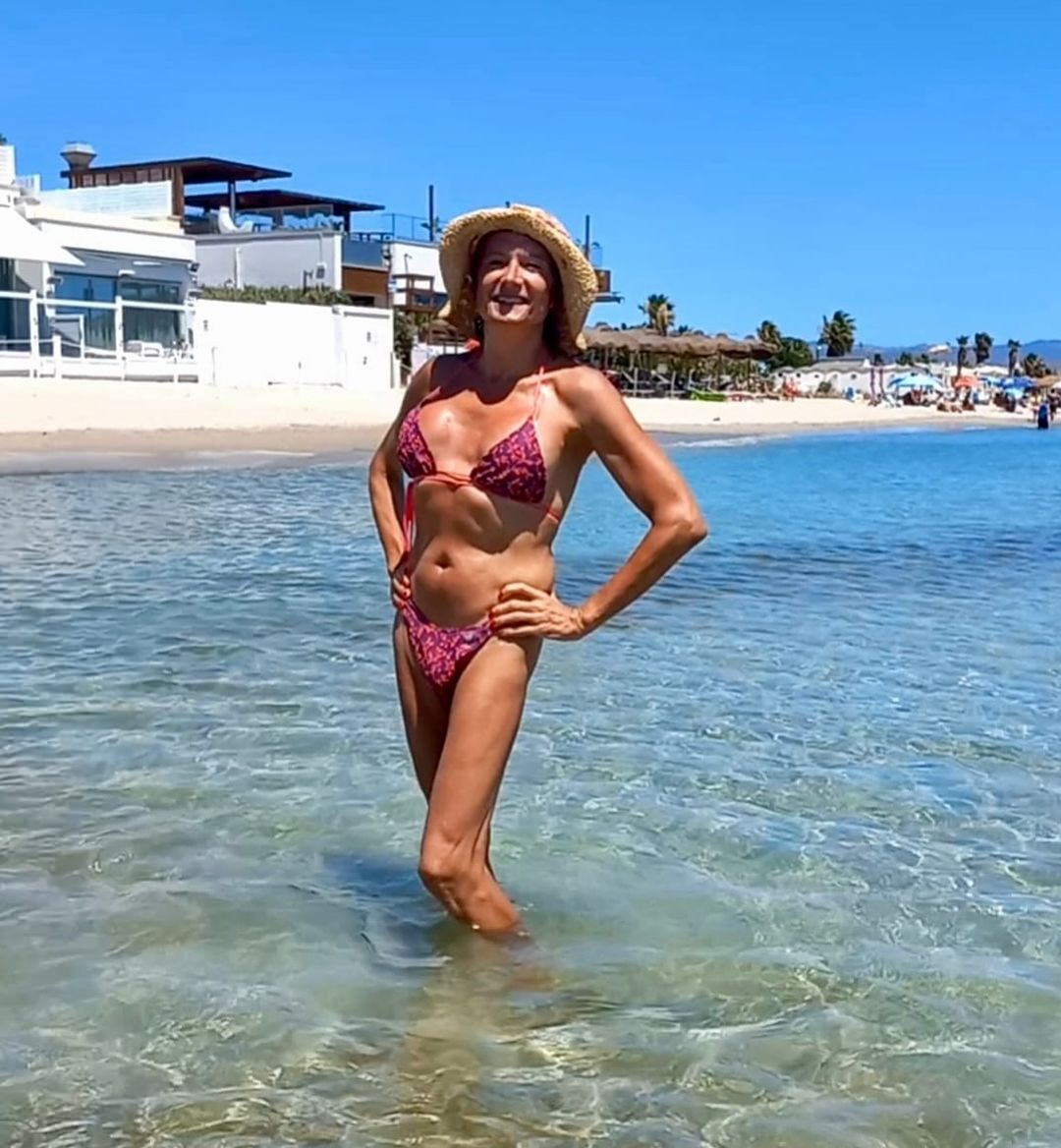 Vladimir Luxuria, la provocazione in bikini dal Poetto di Cagliari: “Ciao sfigati, fatevi una vita”