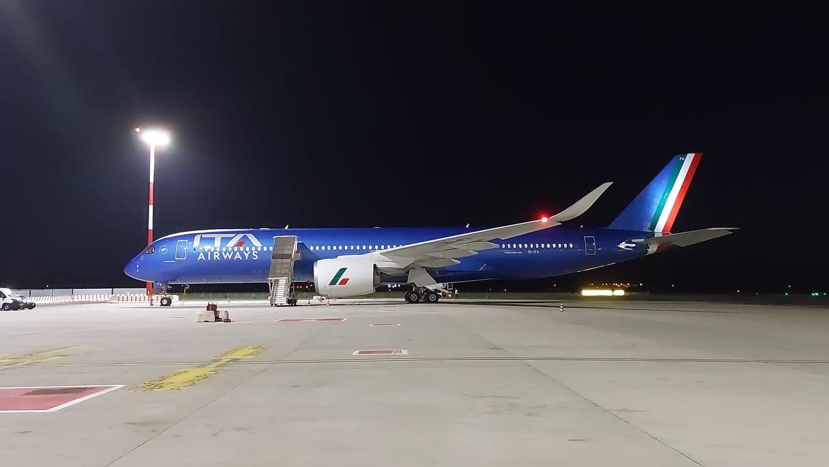 Terrore a Fiumicino sul volo per Cagliari, l’aereo non riesce a decollare: “Paura a bordo”