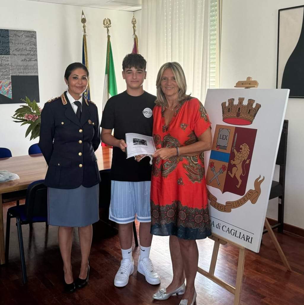 Cagliari, dedica la tesina della terza media alla polizia: 13enne riceve i complimenti del questore