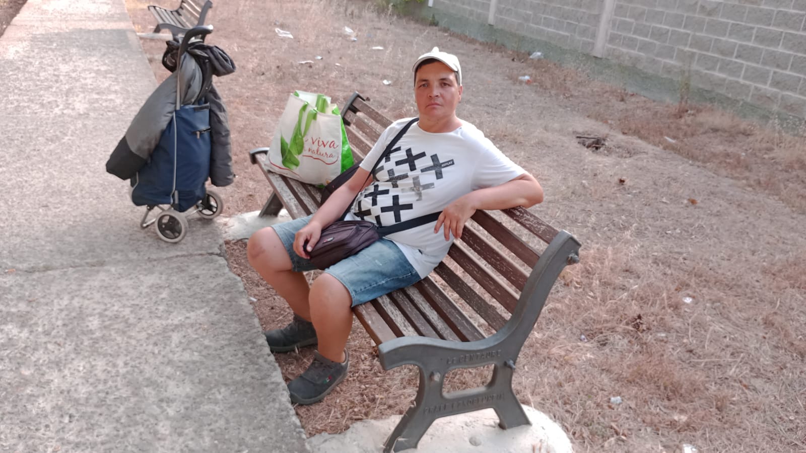 Assemini, a 52 anni ha una panchina come casa: “Sono malato e non posso lasciare la Sardegna”