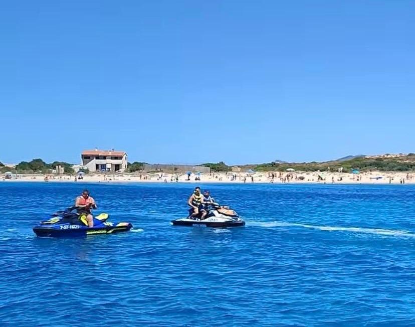 Estate cafona in Sardegna: multa da 350 euro ai turisti americani con la moto d’acqua nell’area marina protetta di Tavolara