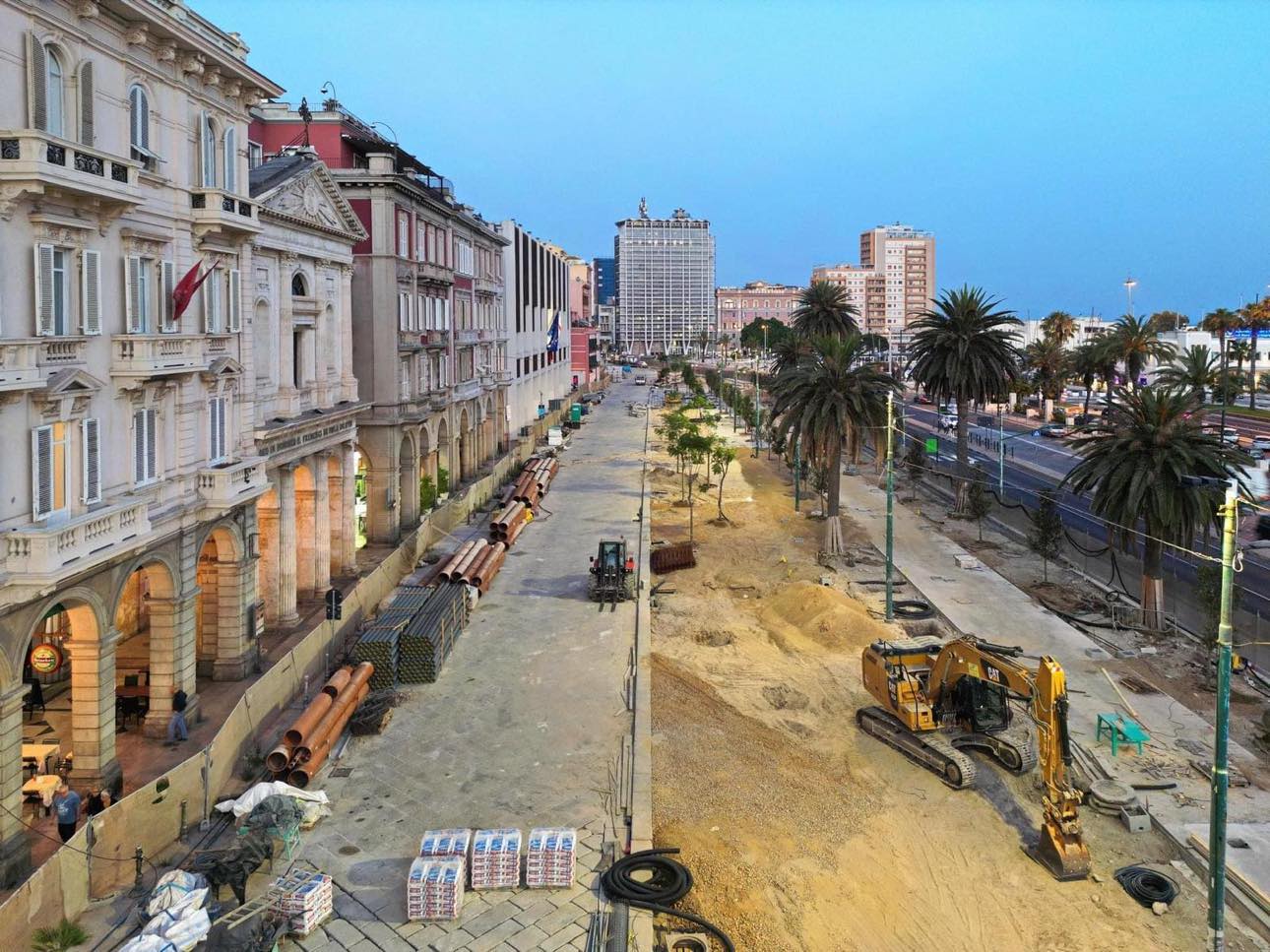 Cagliari, ecco come cambia via Roma: “mini” carreggiata per le auto vicino ai portici, poi gli alberi di Boeri tra passeggiata e metropolitana