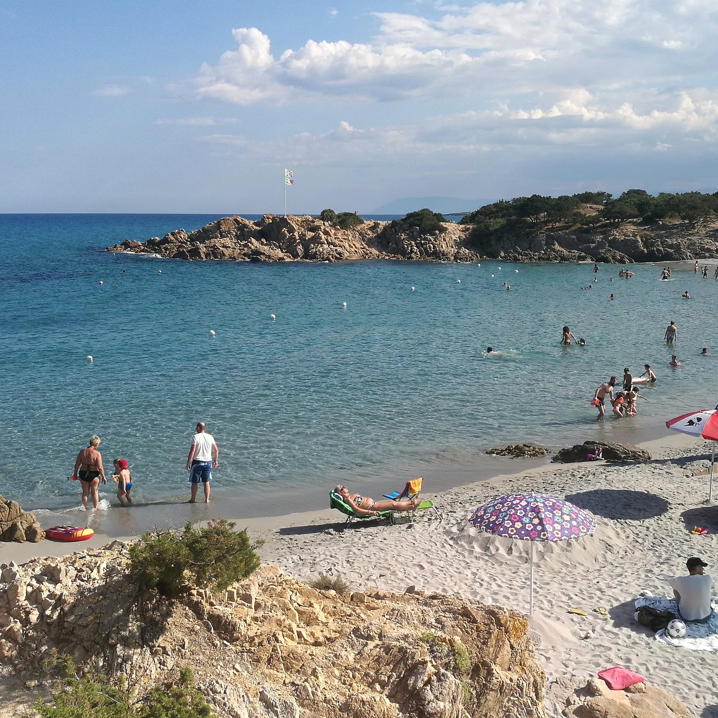Cala Liberotto, due carabinieri fuori servizio “eroi” salvano la vita a 3 bimbi e un uomo