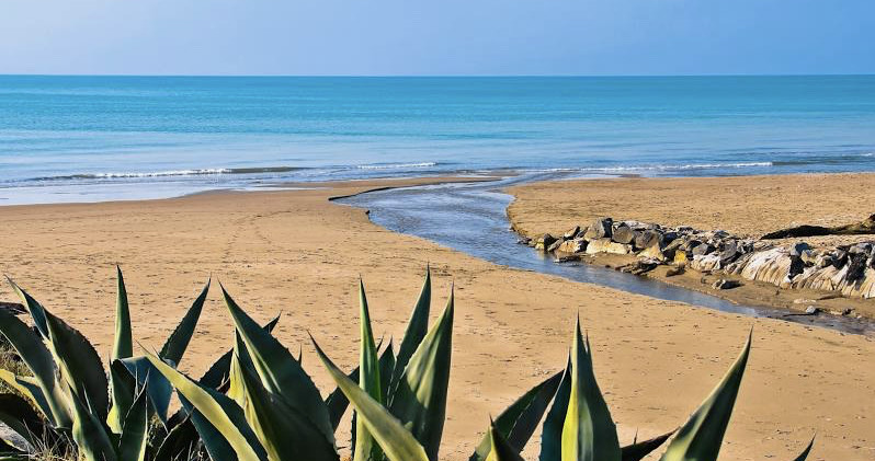 Muore a 53 anni mentre fa il bagno: dramma in mare sul litorale di Torvaianica