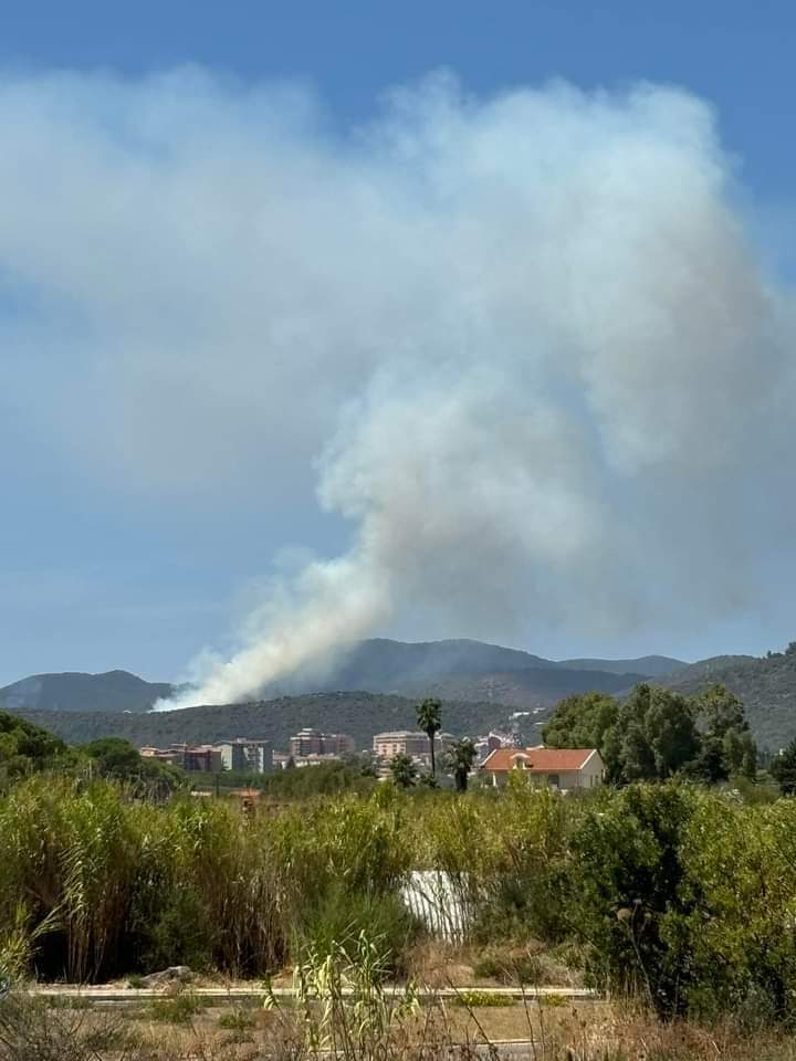 Incendi in Sardegna, paura a Maracalagonis: il fumo invade le abitazioni