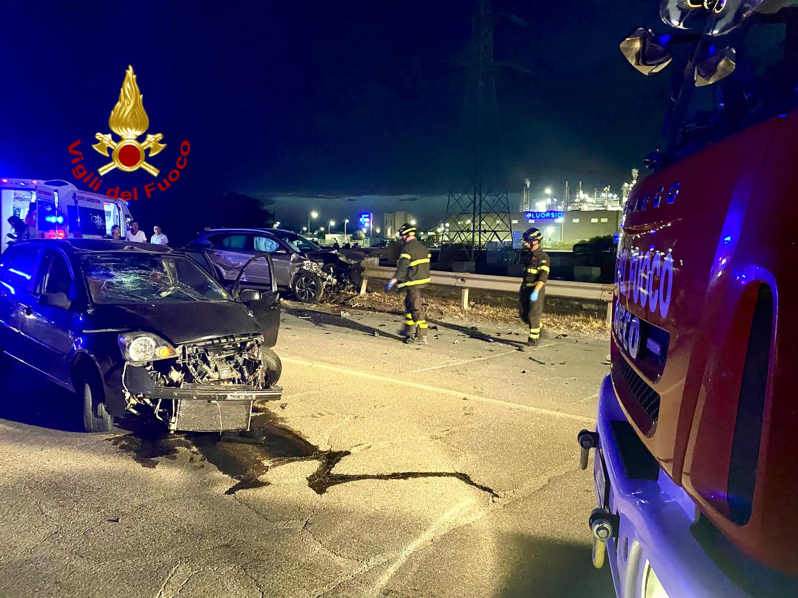 Assemini, pauroso schianto tra due auto nella strada “maledetta” di Macchiareddu: un ferito in gravi condizioni