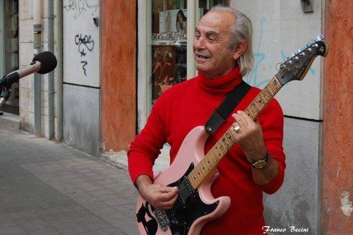 Cagliari piange Franco Becini, addio allo storico cantante di strada