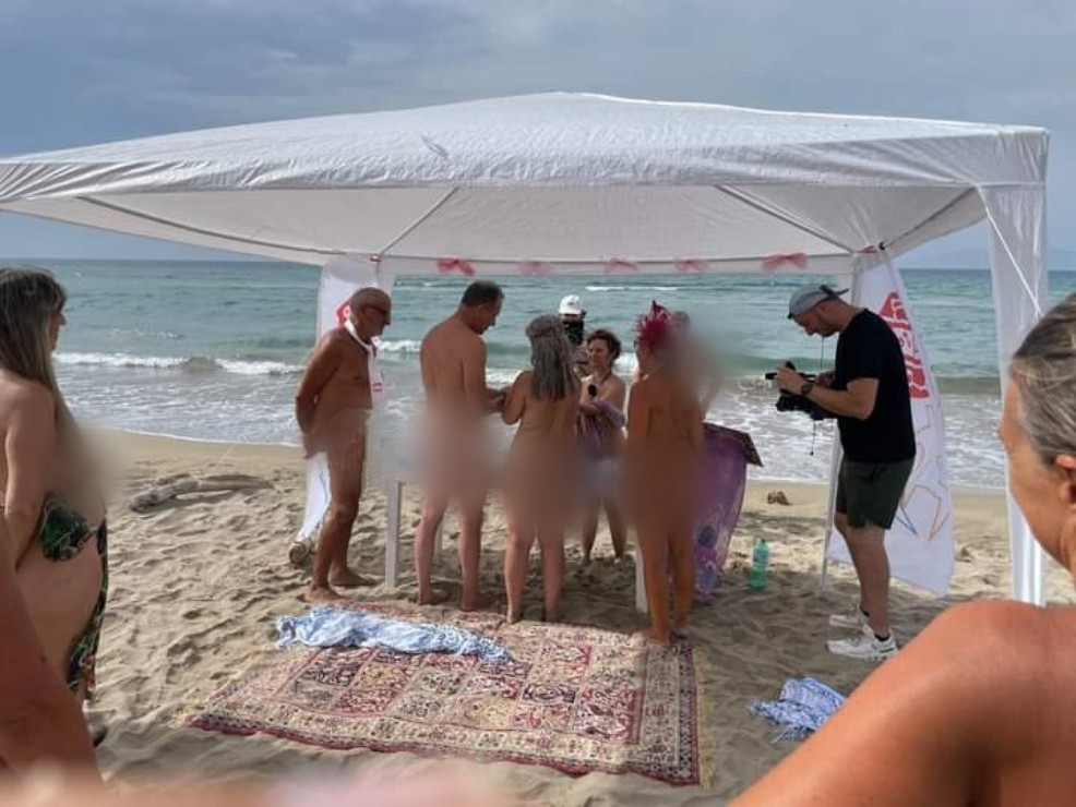 San Vero Milis, matrimonio in spiaggia senza veli: marito, moglie e ospiti tutti nudi