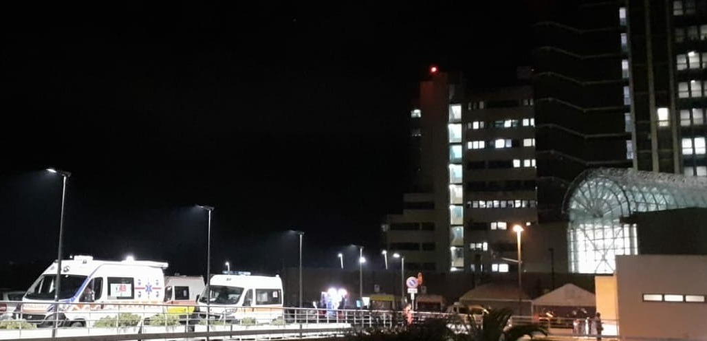Sbanda con l’auto e vola fuori strada, 62enne cagliaritano grave al Brotzu: ferito anche il collega