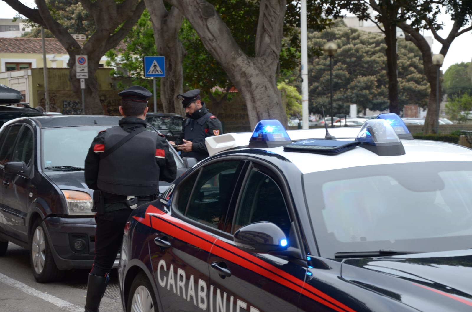 Litigano e si feriscono con un coltello mentre il branco distrugge una Bmw: paura e feriti a Decimomannu
