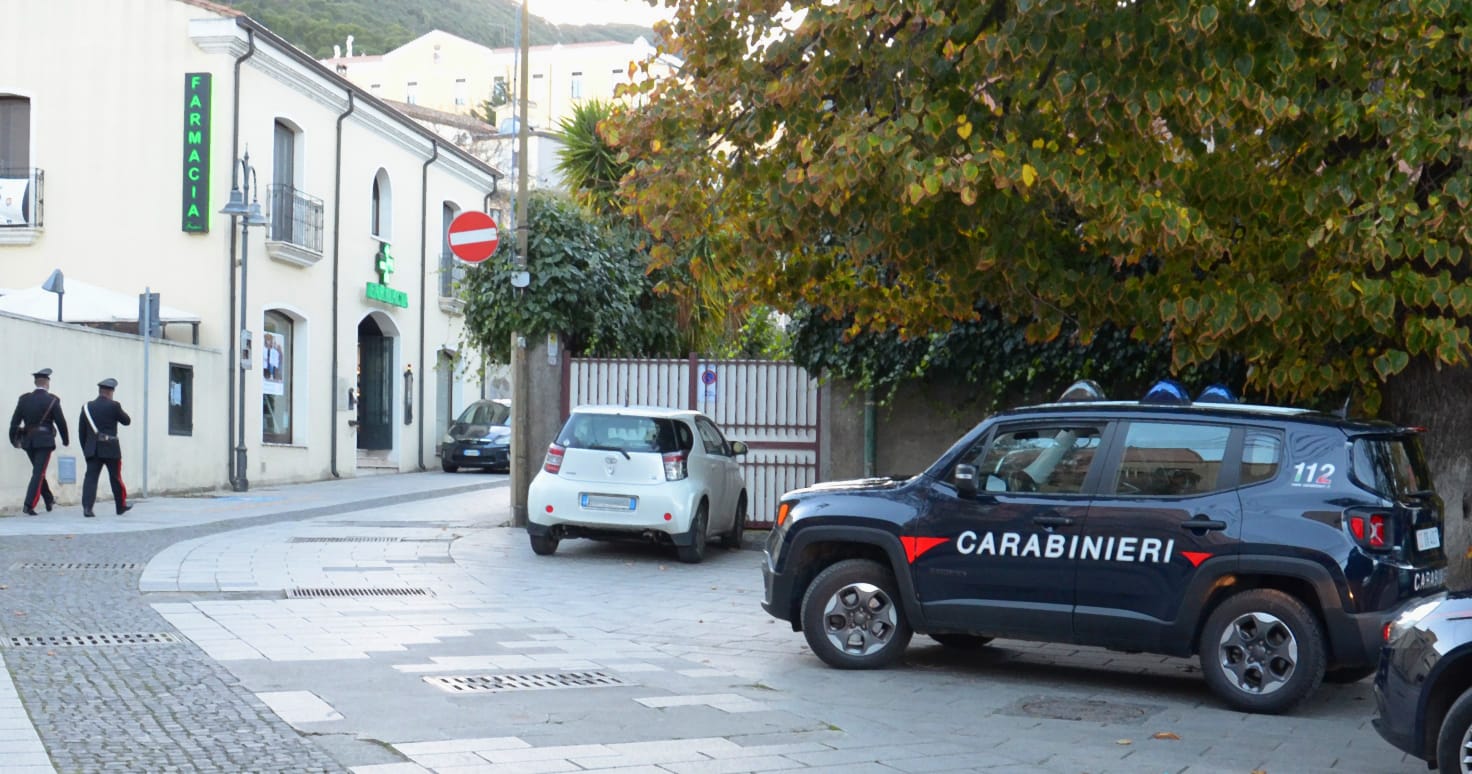 Evade i domiciliari e semina il panico sfrecciando su un motorino rubato: 51enne nei guai a Villacidro