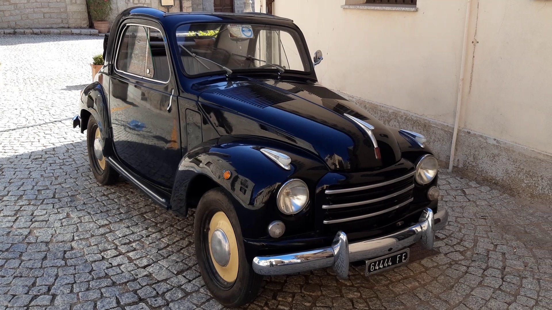 Per le strade della Gallura con una Fiat Topolino del 1951