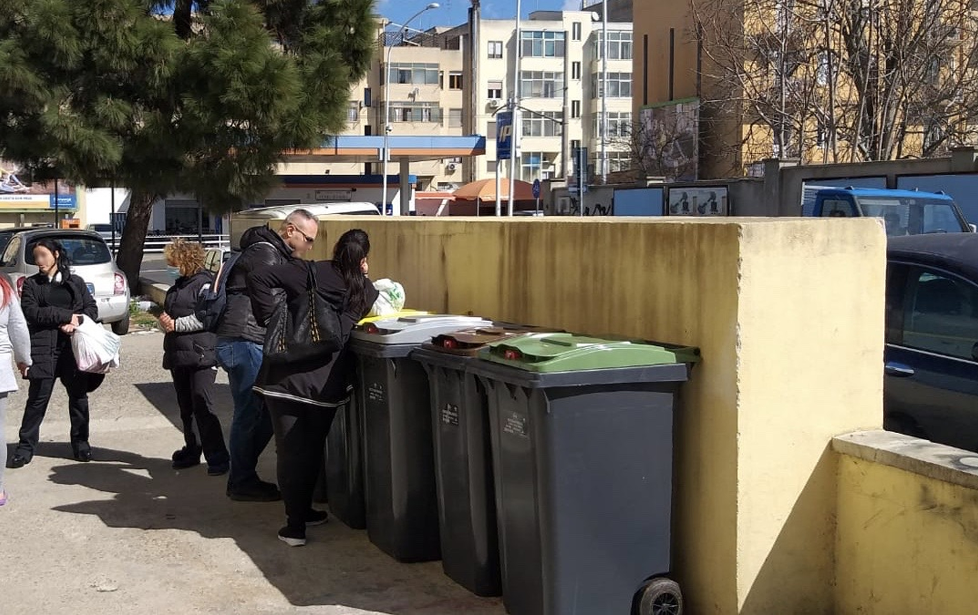 Cagliari, guerra sul nuovo appalto dei rifiuti: “Nessun sostegno ai cittadini costretti a pagare 200 euro in più”
