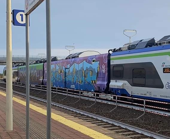 “Artisti” in azione sui nuovi convogli Trenitalia, l’Hitachi Blues preso di mira dai vandali
