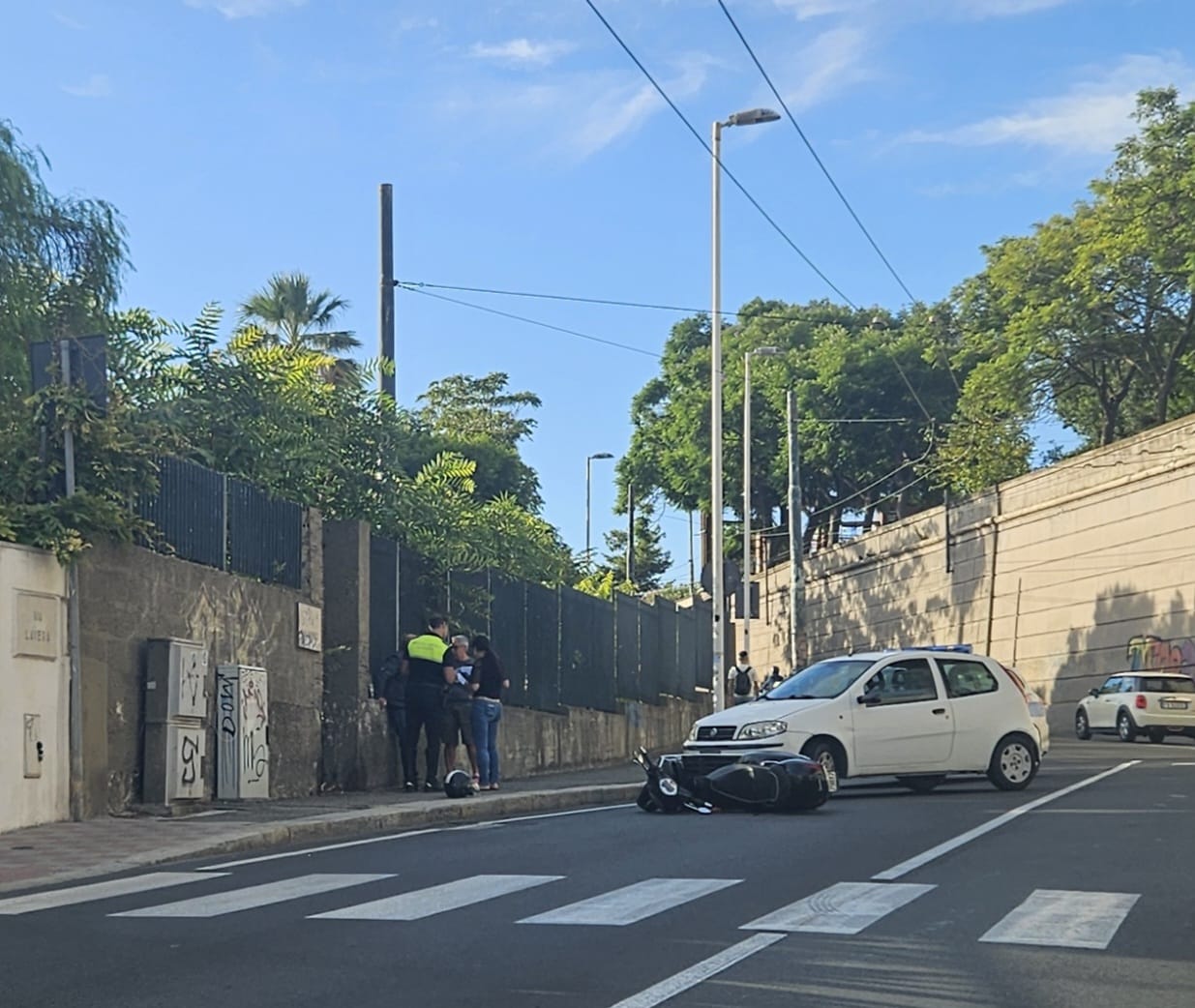 Cagliari, ennesimo incidente all’incrocio di viale San Vincenzo: centauro vola sull’asfalto